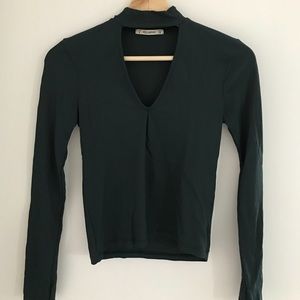 Long sleeve shirt with V-hals and choker.